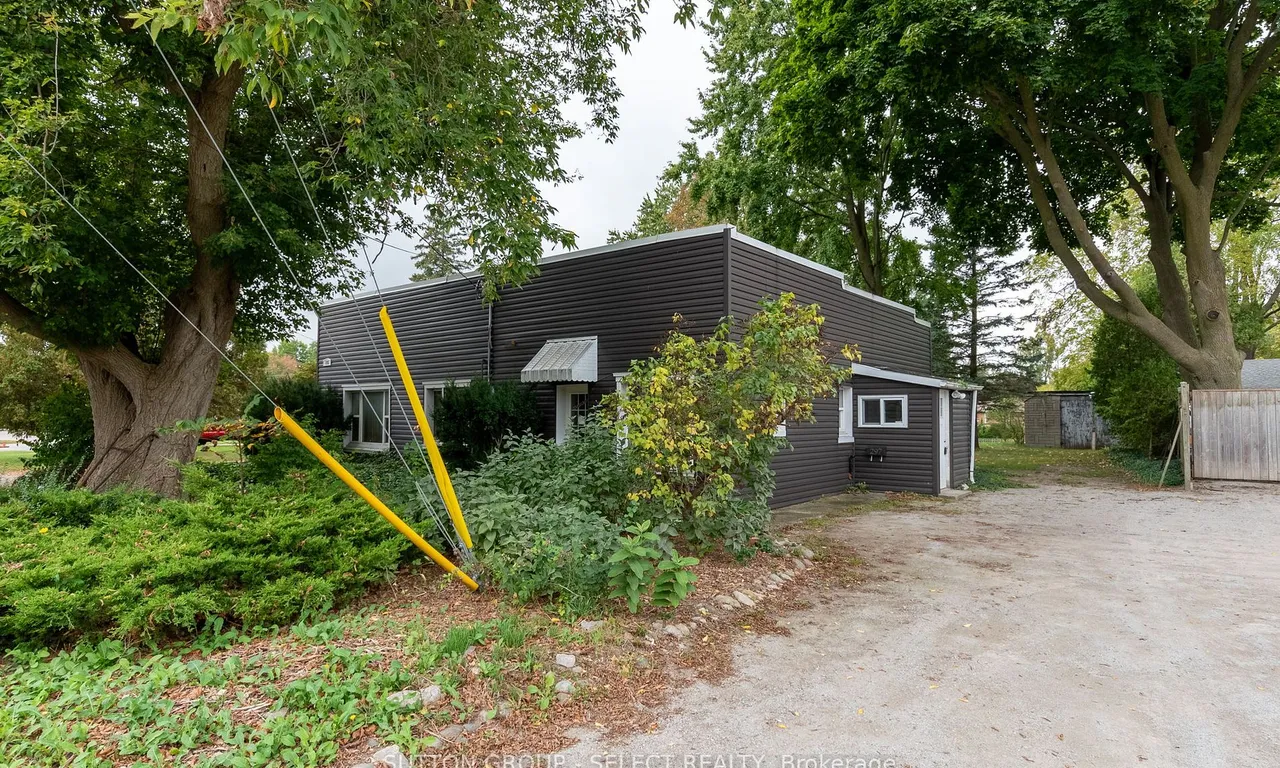 295-297 Metcalfe St, Strathroy-Caradoc, ON N7G 1R1