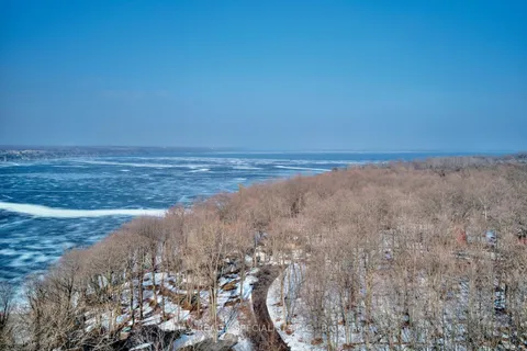 12435 Loyalist Pkwy, Prince Edward County, ON K0K 2T0