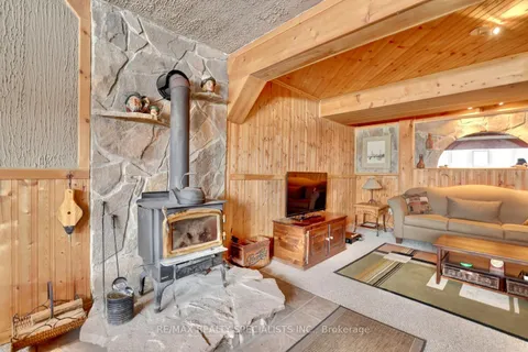 12435 Loyalist Pkwy, Prince Edward County, ON K0K 2T0