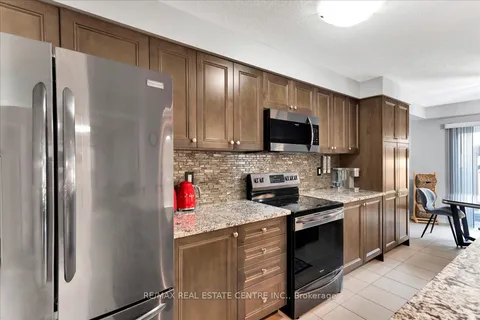 30 Scarletwood St, Hamilton, ON L8J 0K8