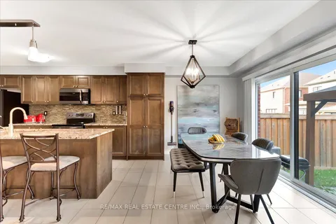 30 Scarletwood St, Hamilton, ON L8J 0K8