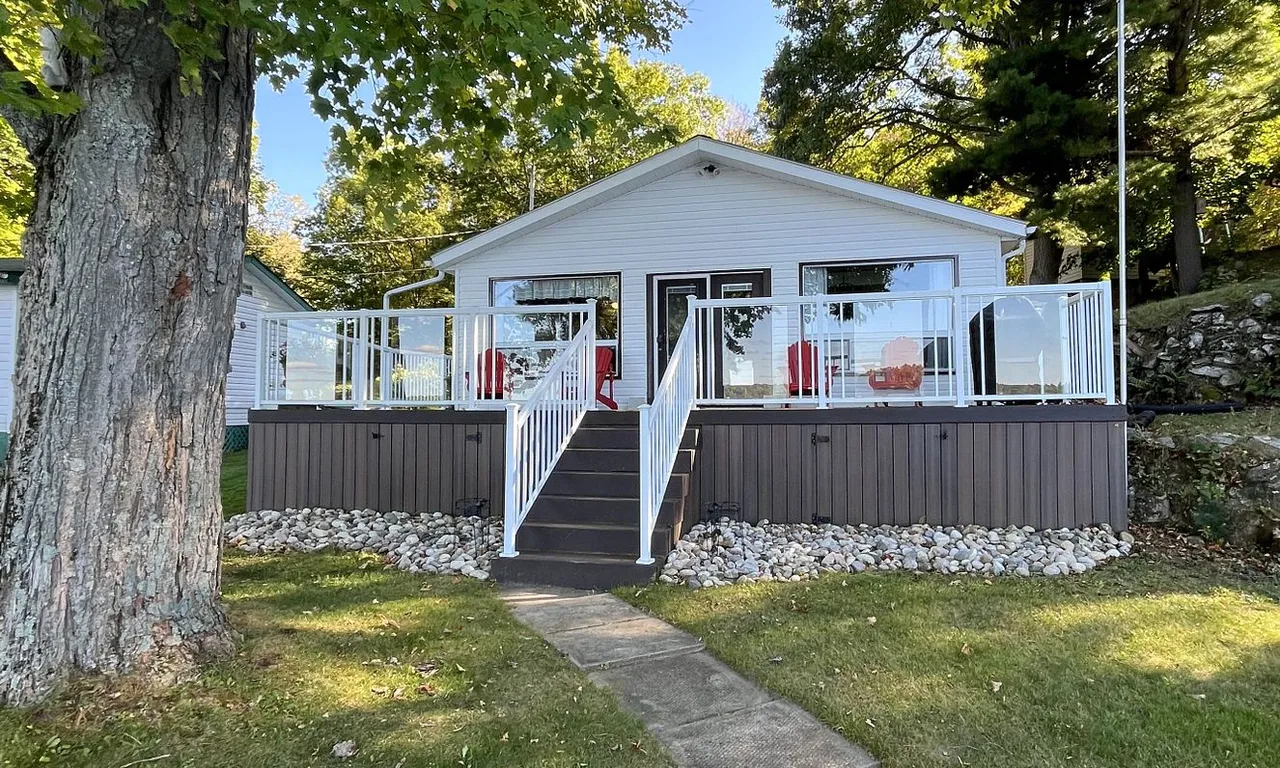 255 Riders Lane, South Frontenac, ON K0H 2V0
