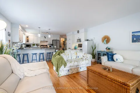 63 FORESTGATE Dr, Hamilton, ON L9C 6A4