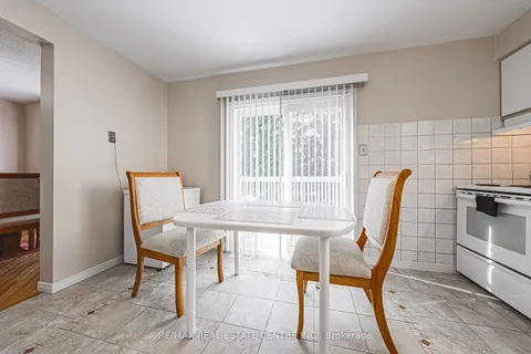 27 Westchester Dr, Kitchener, ON N2B 3M7