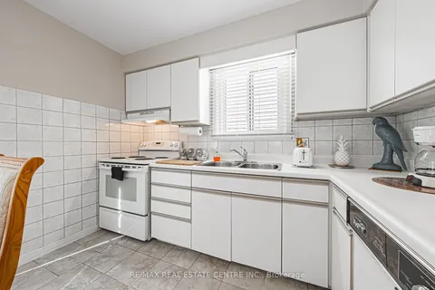 27 Westchester Dr, Kitchener, ON N2B 3M7