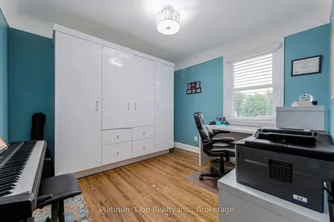 2217 King St, Hamilton, ON L8K 1W9