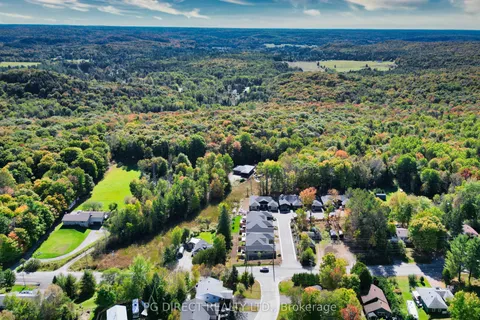 4 Ertler Lane, Huntsville, ON P1H 1S7
