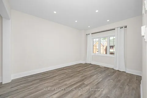 137 PETER St, Hamilton, ON L8R 1T7