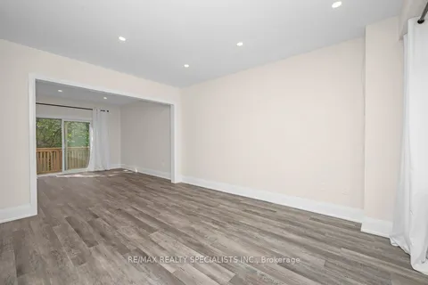 137 PETER St, Hamilton, ON L8R 1T7