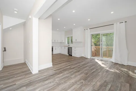 137 PETER St, Hamilton, ON L8R 1T7