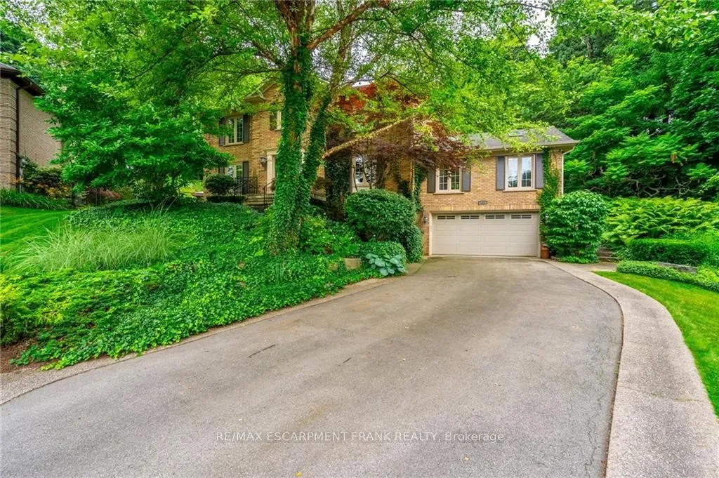 138 Uphill Crt, Hamilton, ON L9G 3R1