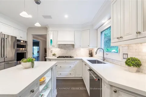 138 Uphill Crt, Hamilton, ON L9G 3R1
