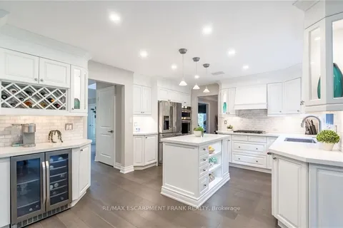 138 Uphill Crt, Hamilton, ON L9G 3R1
