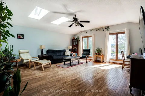 82 Osler Dr, Hamilton, ON L9H 4B5