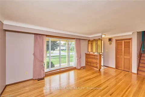 73 Pinehurst Dr, Welland, ON L3C 3J2