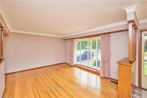 73 Pinehurst Dr, Welland, ON L3C 3J2