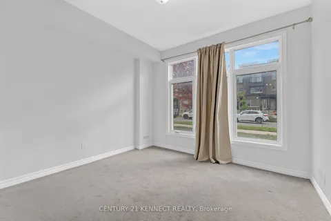 817 Mikinak Rd, Ottawa, ON K1K 4Z9