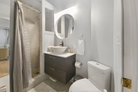 6 Perry St, St. Catharines, ON L2R 1K8