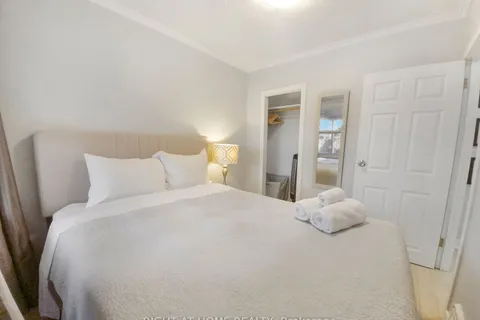 6 Perry St, St. Catharines, ON L2R 1K8