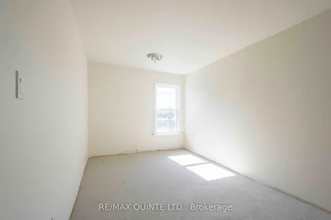 92 Moira St, Belleville, ON K8P 2S4