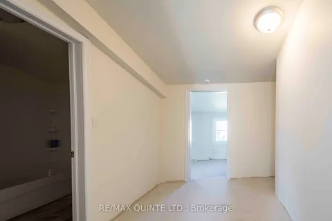 92 Moira St, Belleville, ON K8P 2S4