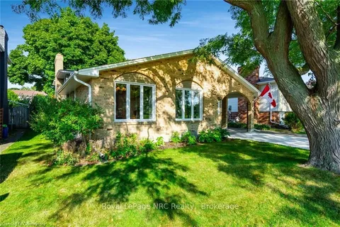 1301 WILTSHIRE Dr, Sarnia, ON N7S 4N9