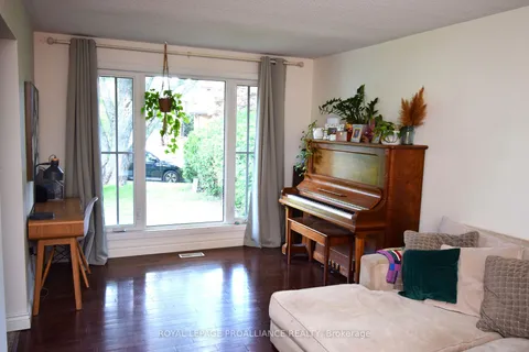 69 Kensington Cres, Belleville, ON K8P 4T4