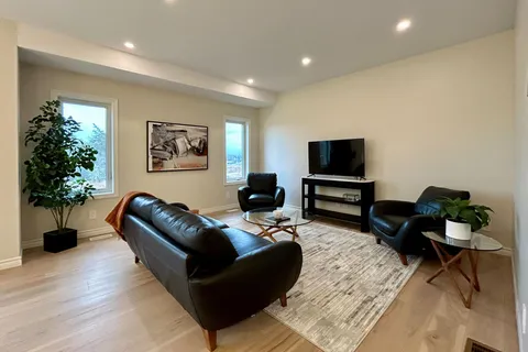 6 Peace River St, Belleville, ON K8N 4Z5