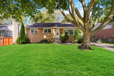 860 Charlesworth Dr, Sarnia, ON N7V 2S2