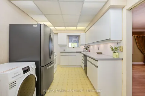 860 Charlesworth Dr, Sarnia, ON N7V 2S2