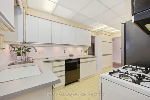 860 Charlesworth Dr, Sarnia, ON N7V 2S2