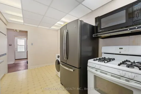 860 Charlesworth Dr, Sarnia, ON N7V 2S2