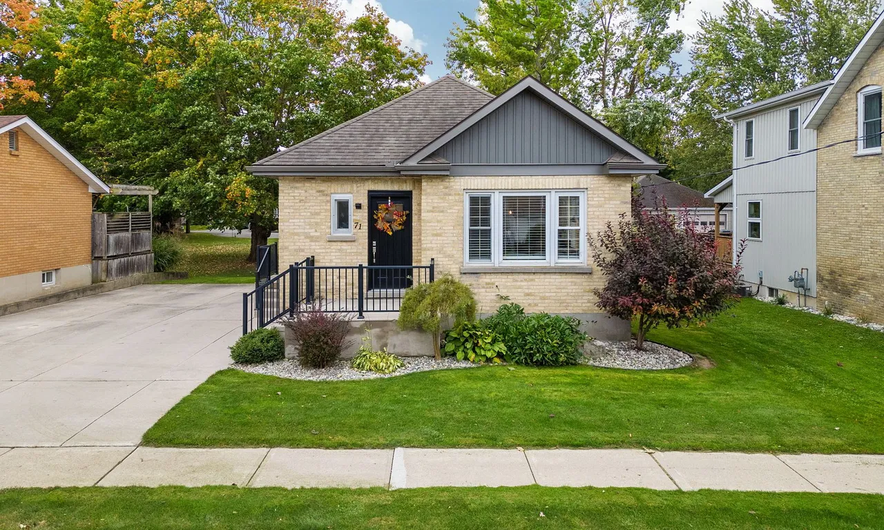71 John St, South Huron, ON N0M 1S2