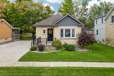 71 John St, South Huron, ON N0M 1S2