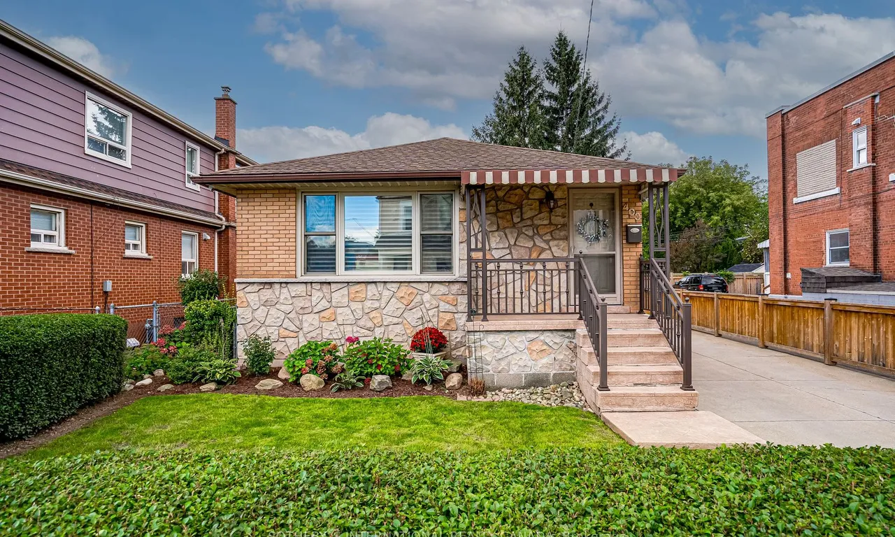 403 Jackson St, Hamilton, ON L8P 1N3