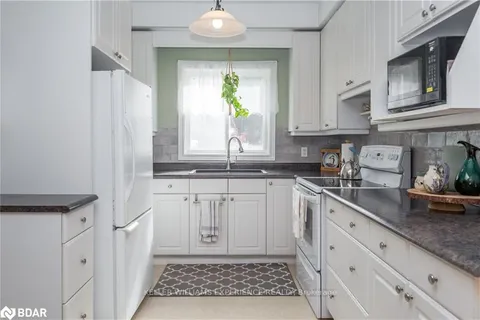 2486 Houseys Rapids Rd, Gravenhurst, ON L0K 2B0