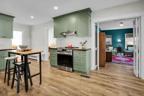 2 Kidd Ave, Grimsby, ON L3M 3S3