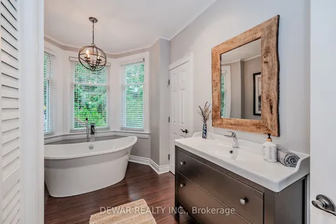 144 Queen St, Cambridge, ON N3C 2B2