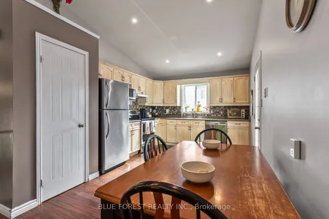 31 Dartmouth Dr, London, ON N5V 4T8