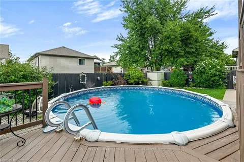 25 Bratt Dr, Amherstburg, ON N9V 4A1