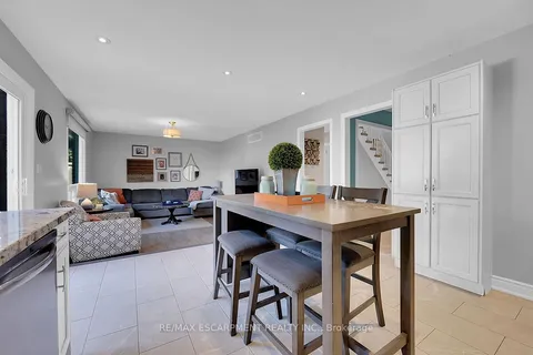 1558 Upper Wellington St, Hamilton, ON L9B 2C1