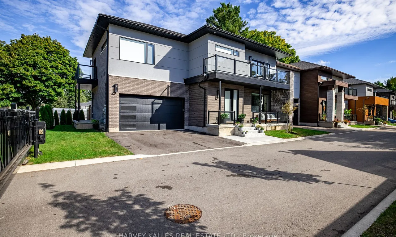 121 Fiddlers Green Rd, Hamilton, ON L9G 1W4