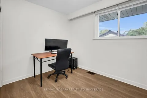24 Coronation Dr, Port Colborne, ON L3K 3Z4