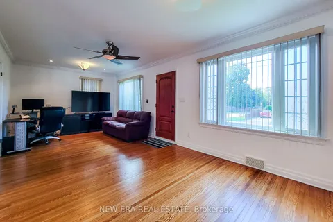 38 Haig St, St. Catharines, ON L2R 2K8