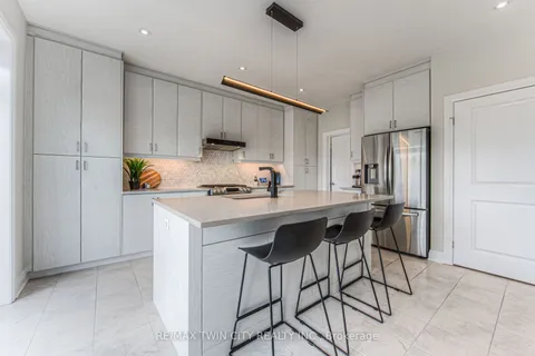 38 Ridgemount St, Kitchener, ON N2P 2L1