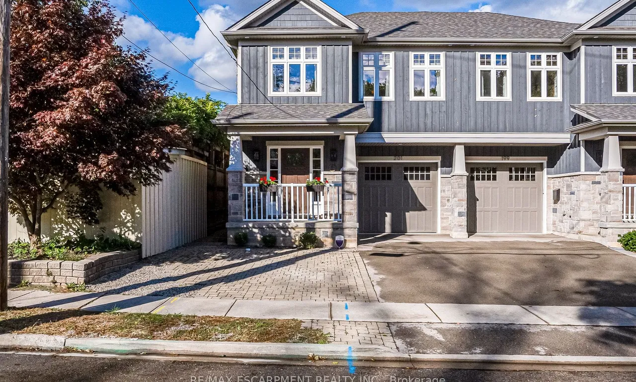201 HATT St, Hamilton, ON L9H 2G7