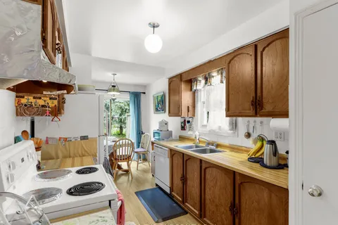 12 BEXHILL Dr, London, ON N6E 1W9