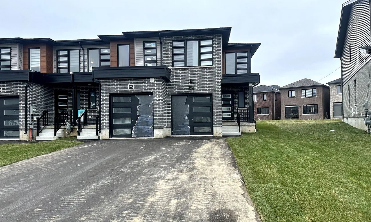 27 Wilkinson Ave, Cambridge, ON N1S 0C5