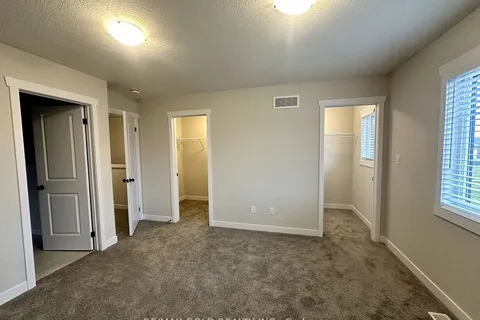 27 Wilkinson Ave, Cambridge, ON N1S 0C5