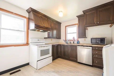 18 Harris Cres, Belleville, ON K8P 2M6